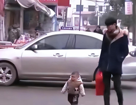 袖珍人吴康:他的外表看似小孩,实则36岁,如今靠拼图发家致富