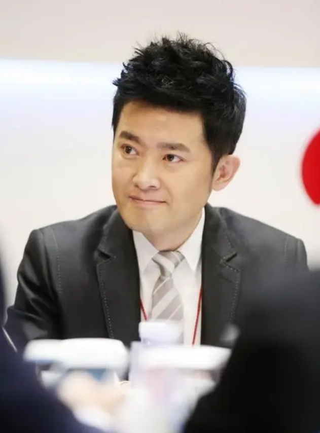 50岁任泉独自逛街购物!退圈8年身家或超100亿,不带保镖生活低调