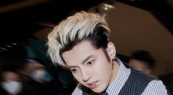 吴亦凡狱中生活如鱼得水已当班长坚持写歌,两人照顾生活起居