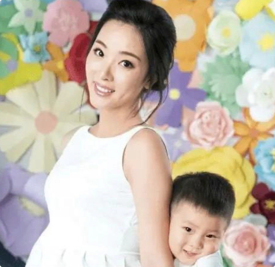 事实证明,37岁的李思思,正在另一种“性感”的路上,越走越远