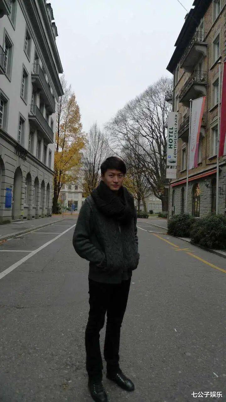 她是东方卫视主持人，离异后11年独自抚养儿子，如今事业有成，儿子帅气