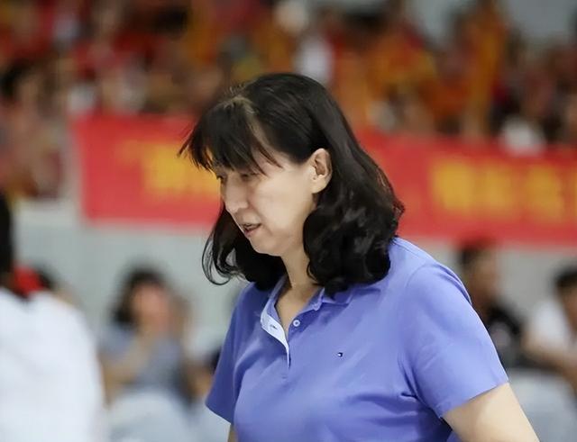 我国女排五代元老赖亚文,婚后与老公不得不分居,儿子喊她阿姨 - 历史