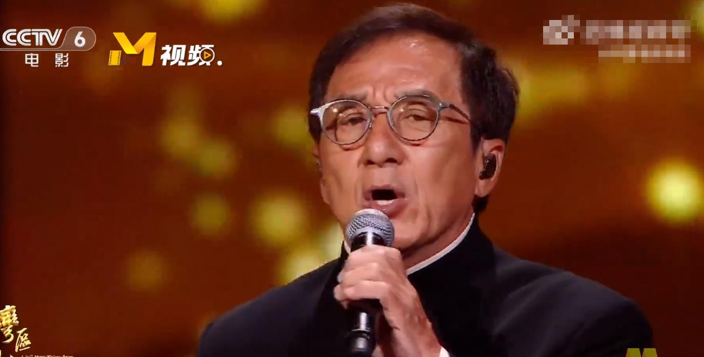 74岁徐小凤被质疑假唱,开口第一句就露馅,真爱粉实锤放的是录音!