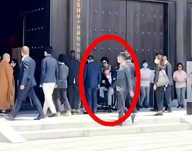 95岁李嘉诚坐轮椅到寺庙,知己周凯旋贴身照顾,搀扶着他跪拜佛像