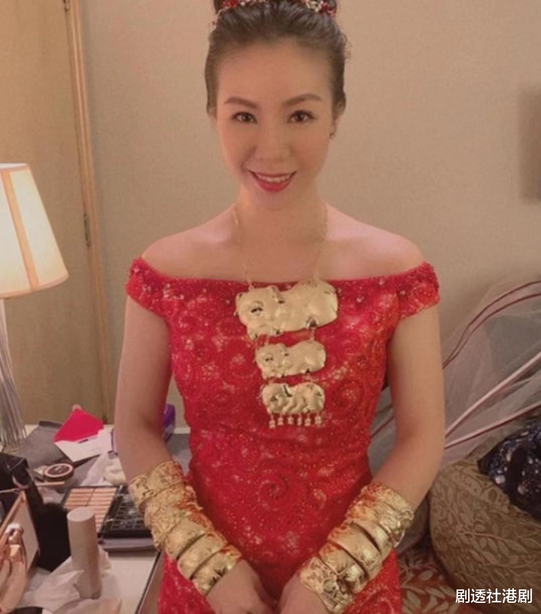 大反差!港知名反派升级当外公,一改凶狠形象慈祥地喂孙儿吃饭