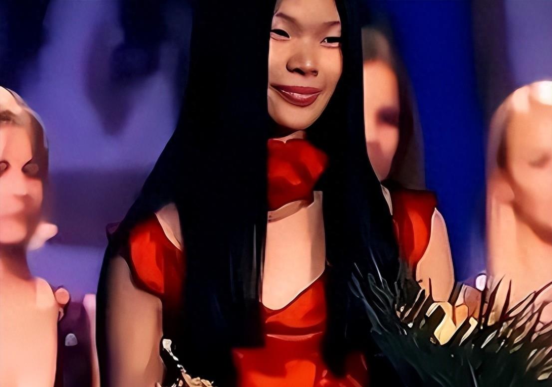 国际“丑模”吕燕逆袭,嫁入法国贵族家族,生下混血儿子颜值惊为天人