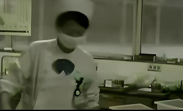 男子口臭骇人,每天刷牙数十遍都没用,检查发现颅内有10公分刀片