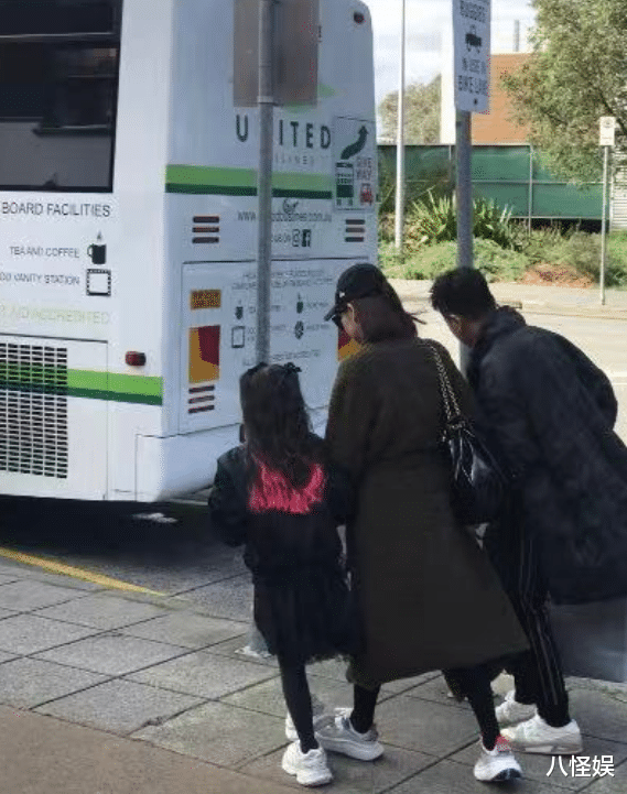 戚薇女儿现身墨尔本参加钢琴比赛,奢华礼服瞩目,多次弹错引热议