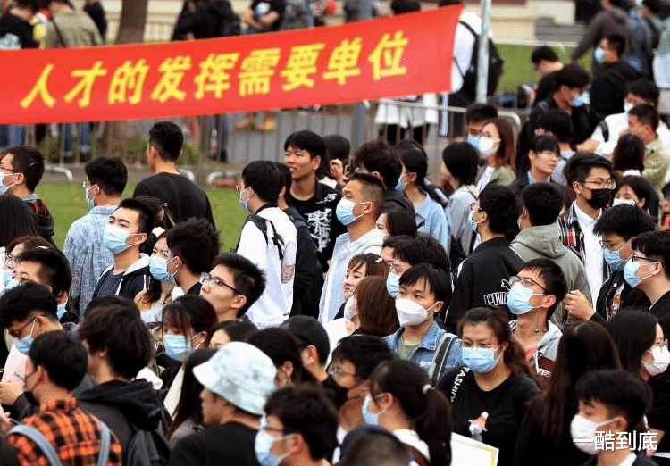 |孔乙己也难啊！男子硕士毕业却因为超龄，连两千块的岗位都不要他