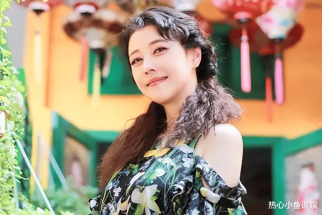 周海媚灵堂曝光，遗体被花海包围，大厅屏幕上播放她生前经典角色