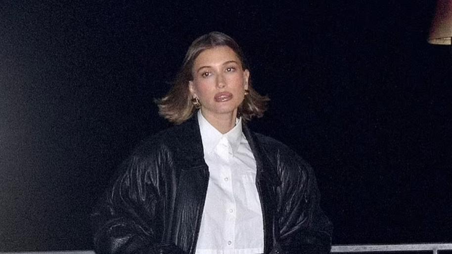 贾斯汀·比伯|海莉·比伯和贾斯汀及朋友共进晚餐，白衬衫配牛仔裤秀性感小腹