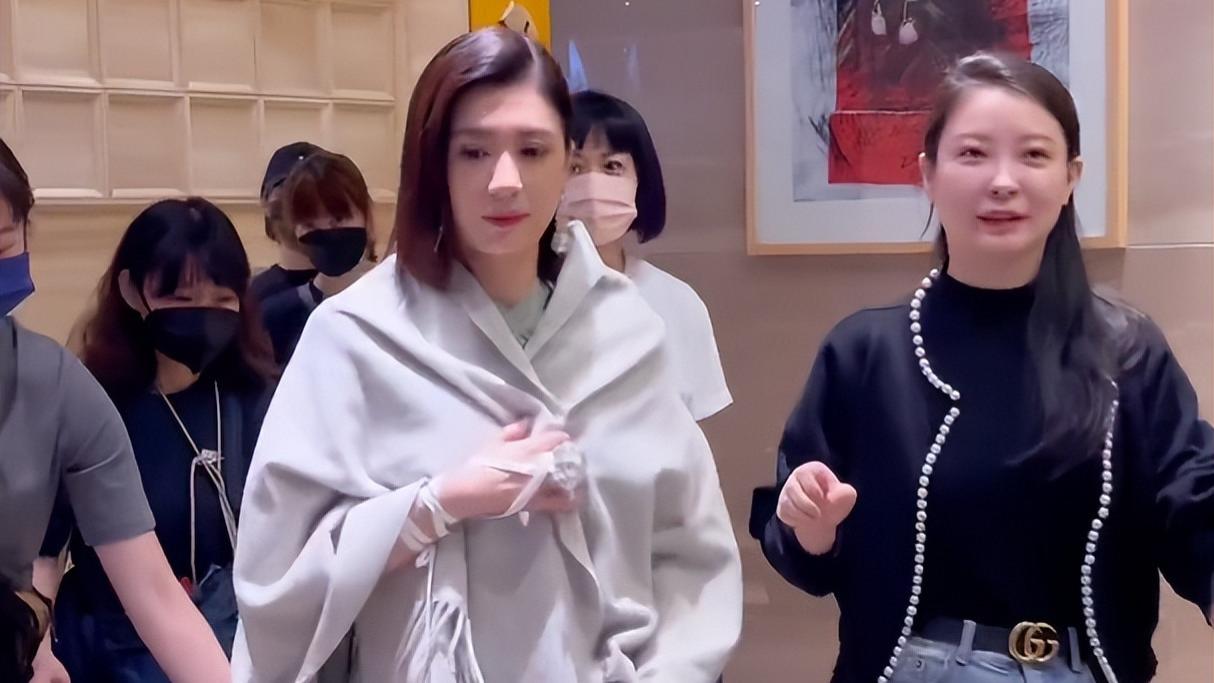 贾静雯|贾静雯现实中状态如何？录《浪姐4》被跟拍，48岁无修图让人看愣