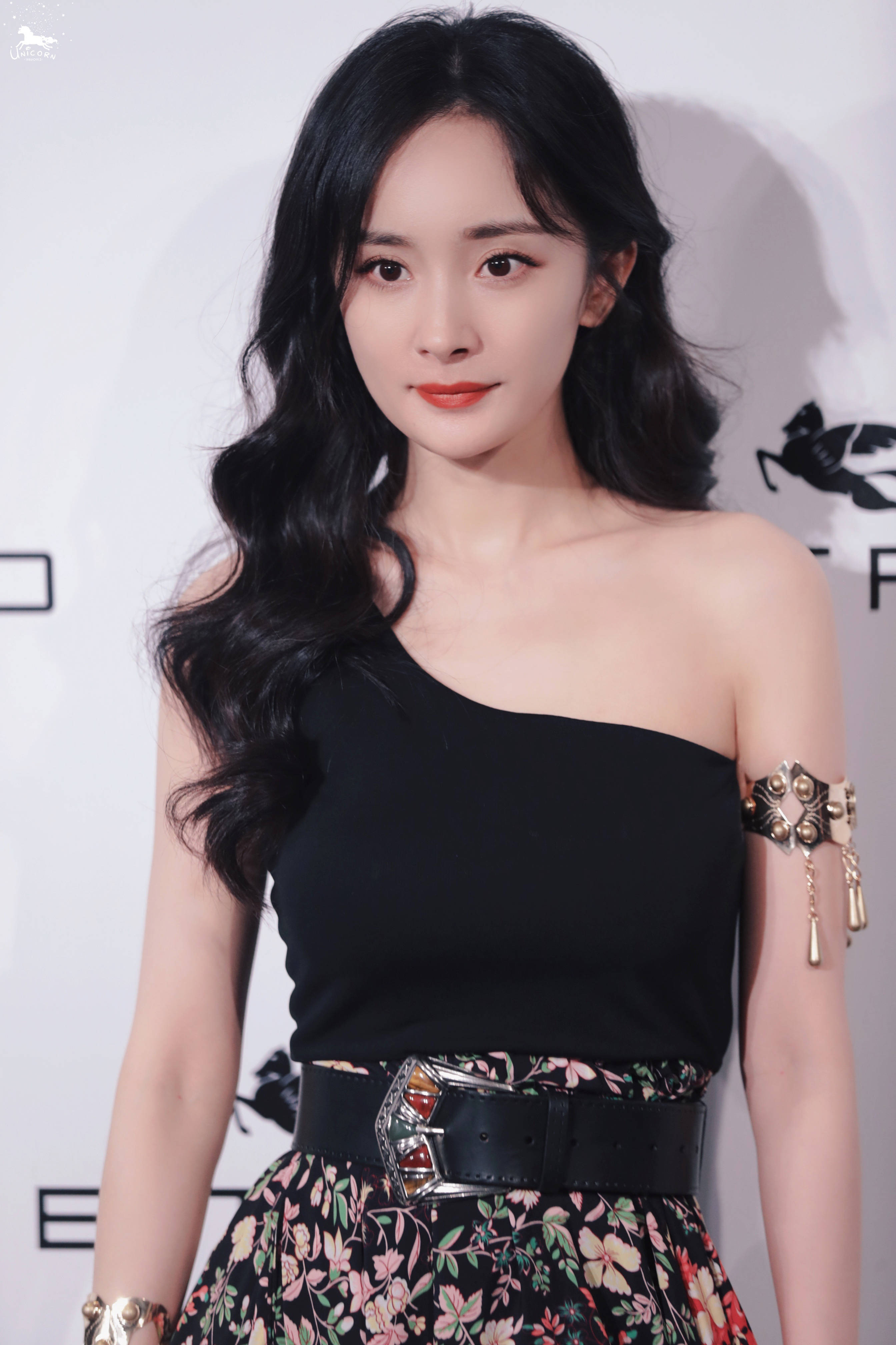 杨幂|杨幂起诉网友新进展，人民法院公告受理案件，向当事人发开庭传票