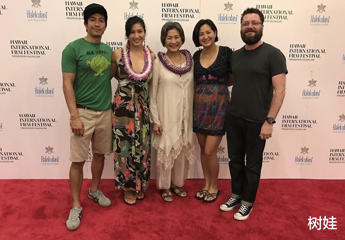 原子鏸晒旧照为母亲庆生,78岁郑佩佩长居美国,行动迟缓甚少露脸