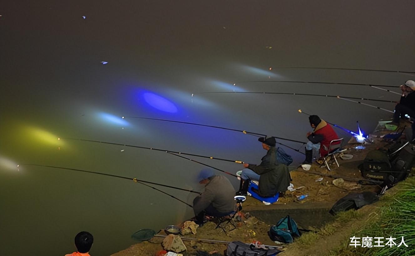 饵料|晚上钓鱼，夜光漂和夜钓灯的利与弊，选择时看垂钓环境才是重点