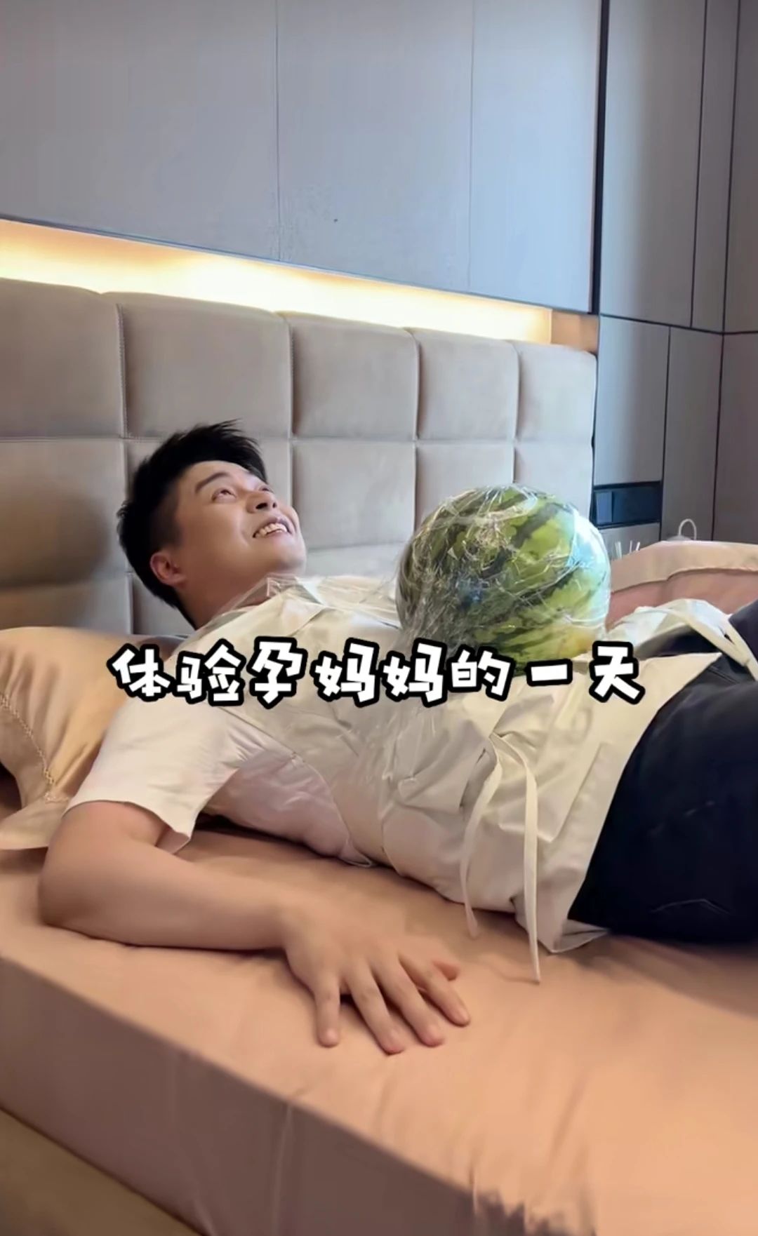 主持人沈涛晒照官宣产子,亲自给儿子剪脐带,好体贴细微的爸爸