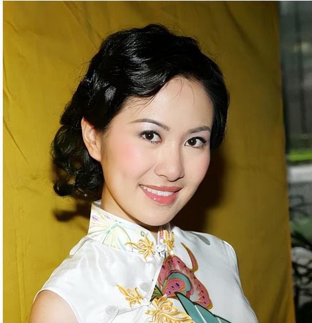 下一个刘晓庆？43岁油头赘肉非要演少女？昔日港姐如今已经变大妈