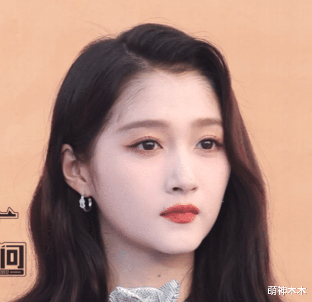 金鸡奖红毯生图来了！关晓彤选错礼服暴露短板，周冬雨头发稀疏