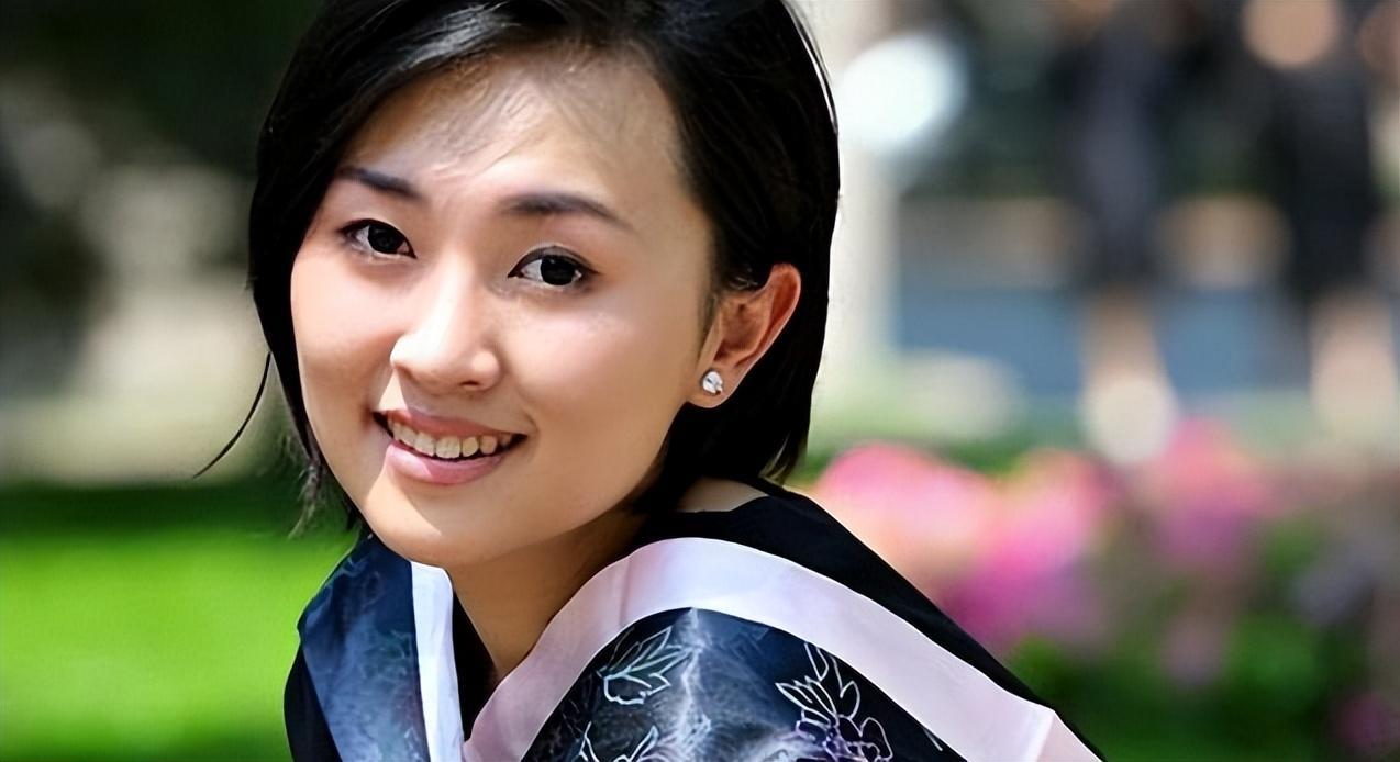 《新闻联播》主持王音棋“突然”笑了，评论区却沦陷：再也不看你