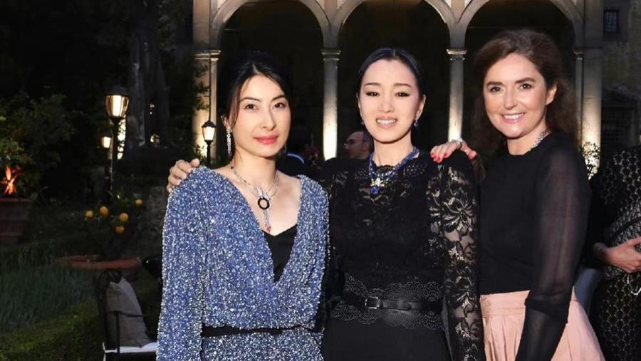 郭晶晶|郭晶晶盛装打扮出席意大利高奢晚宴，举止优雅尽显豪门气派