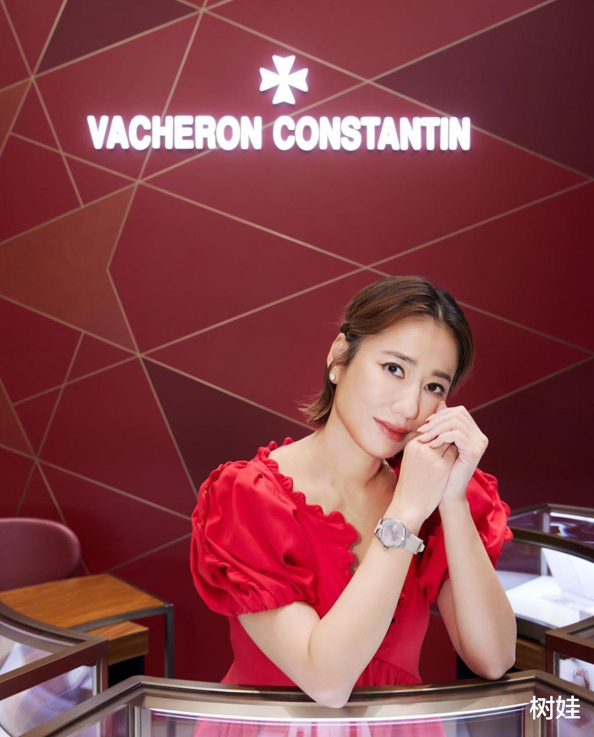 关颖44岁前表嫂公开恋情，离婚7年在交往新男友，男方身材高挑