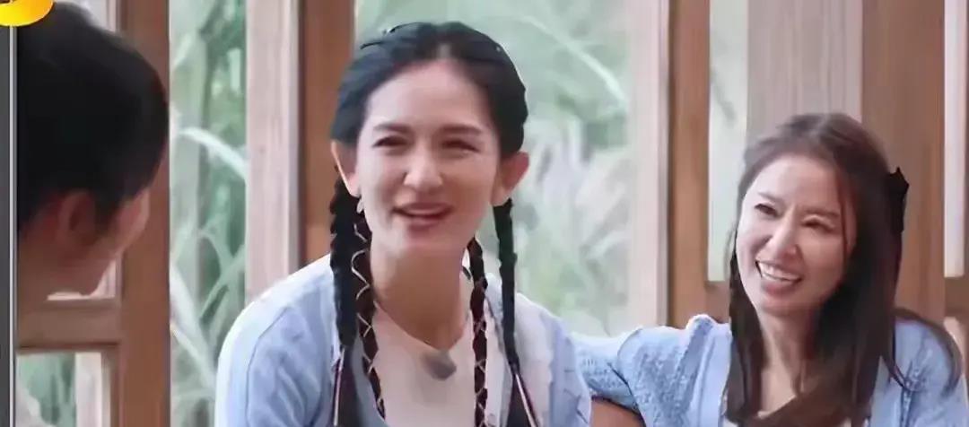 杨紫录制节目《我们的美好生活》，途中输液打吊瓶，上吐下泻的