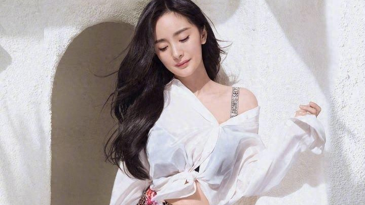 明星搞笑错位图，迪丽热巴腿消失，看到何炅笑出表情包