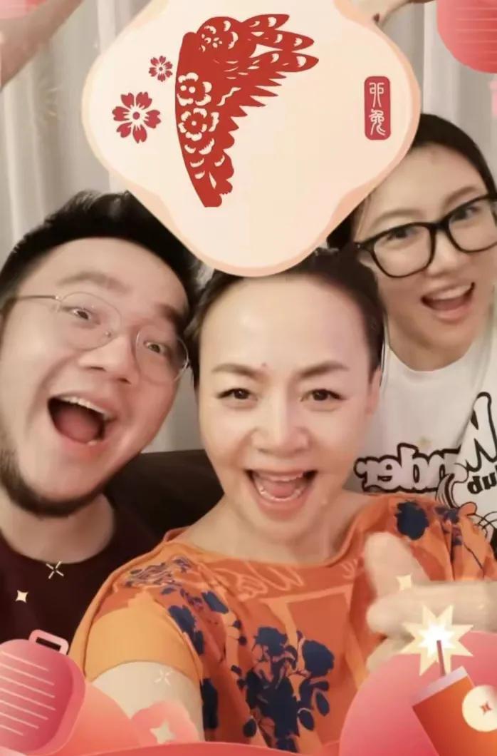 宋丹丹|宋丹丹无缘春晚被赞格局大：挑自己毛病，享天伦之乐，让后辈出头