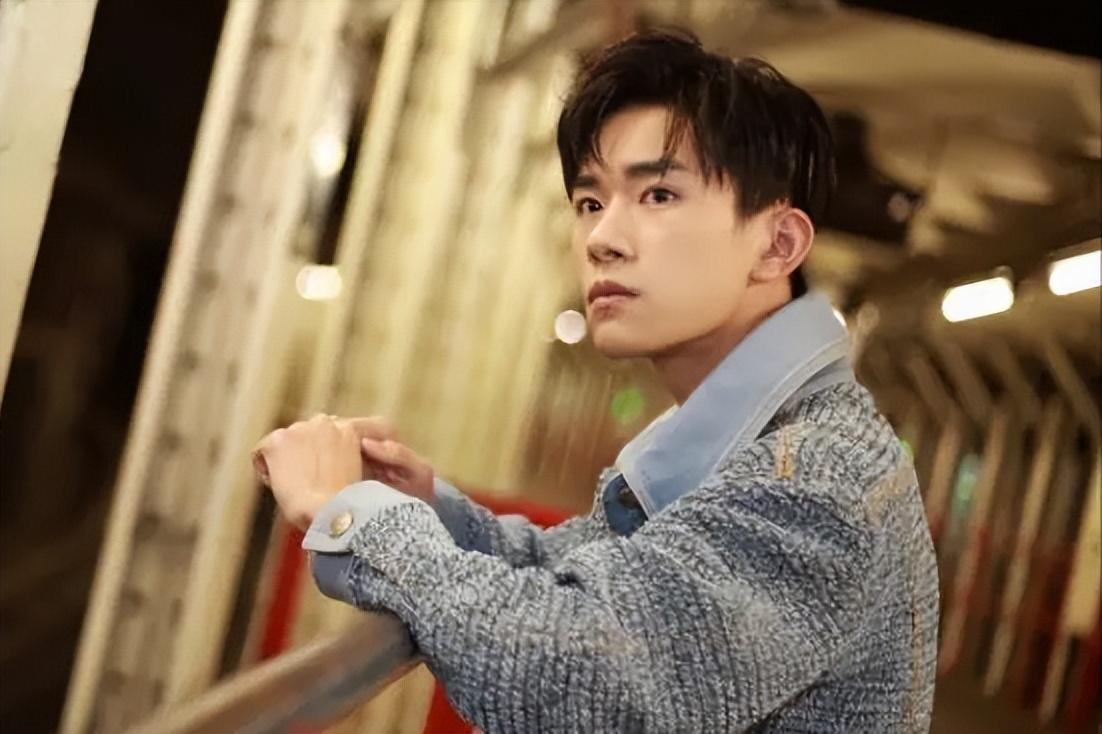 明星|明明一张“普通脸”,偏被夸成“天花板”,这5位明星不脸红吗?