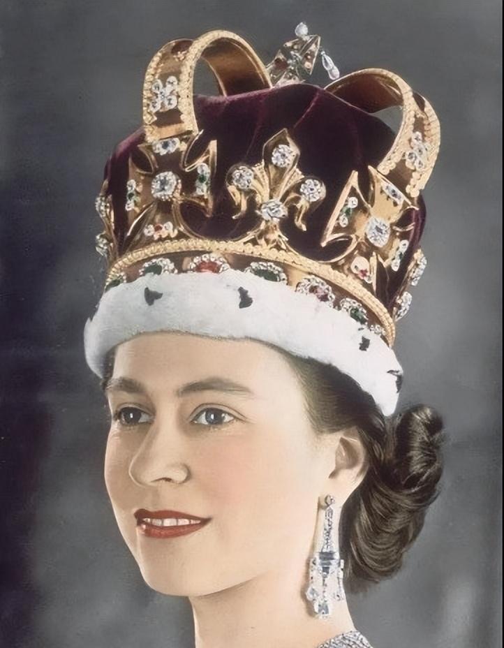 |夏洛特公主绝了!8岁小姑娘眼神老练凌厉,恍如伊丽莎白女王再现