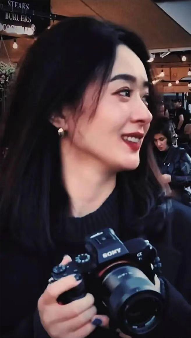 赵丽颖去布拉格旅游,精致的妆容和美甲状态越来越嫩了!