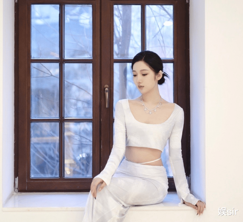 都美竹|都美竹晒证据回应“私闯时装周”,导演何青云:都美竹太单纯,被骗了