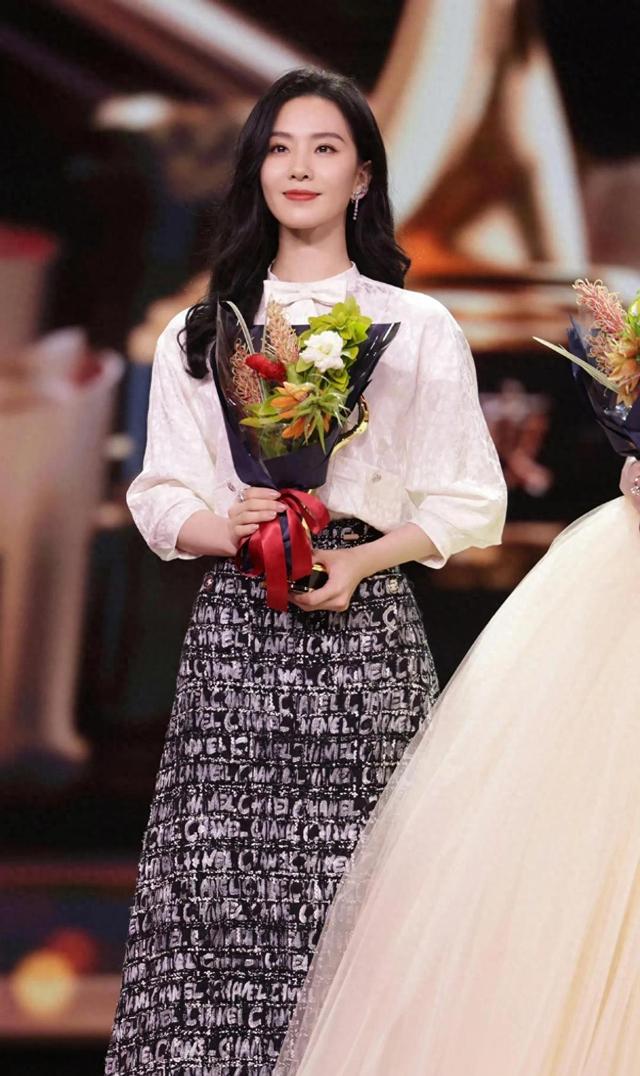 杨幂与刘诗诗同台竞技，身材在气质前黯然失色