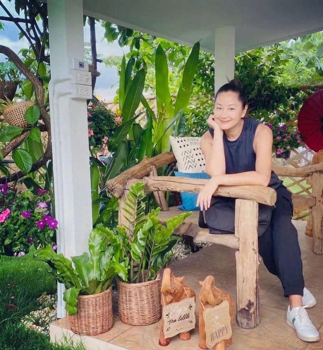 52岁瞿颖回泰国定居，紧搂戴军豪宅生活引热议，至今仍未嫁未育