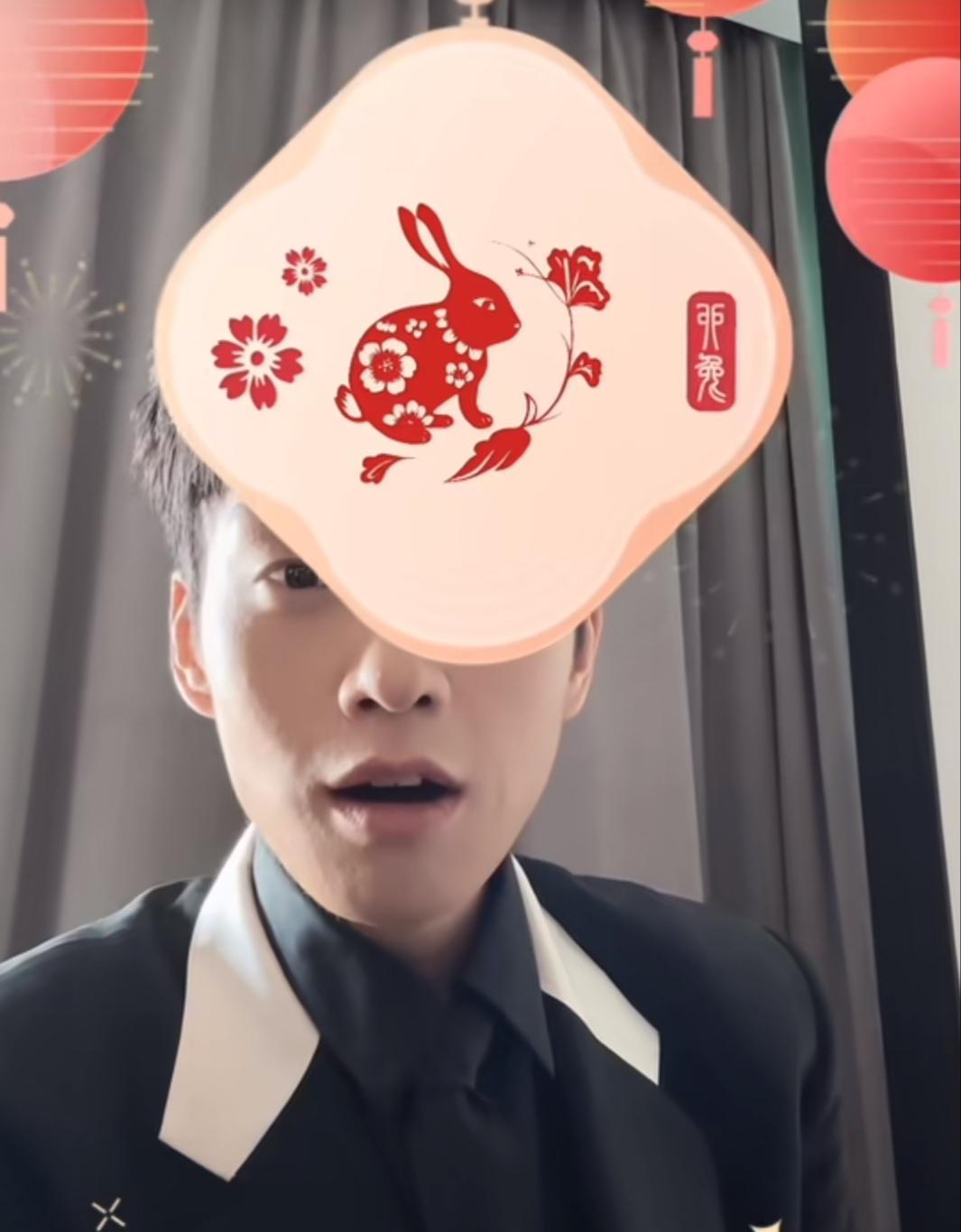 魏大勋|魏大勋秦岚玩特效，女方比心笑容甜蜜，男方秀戒指暴露感情状态