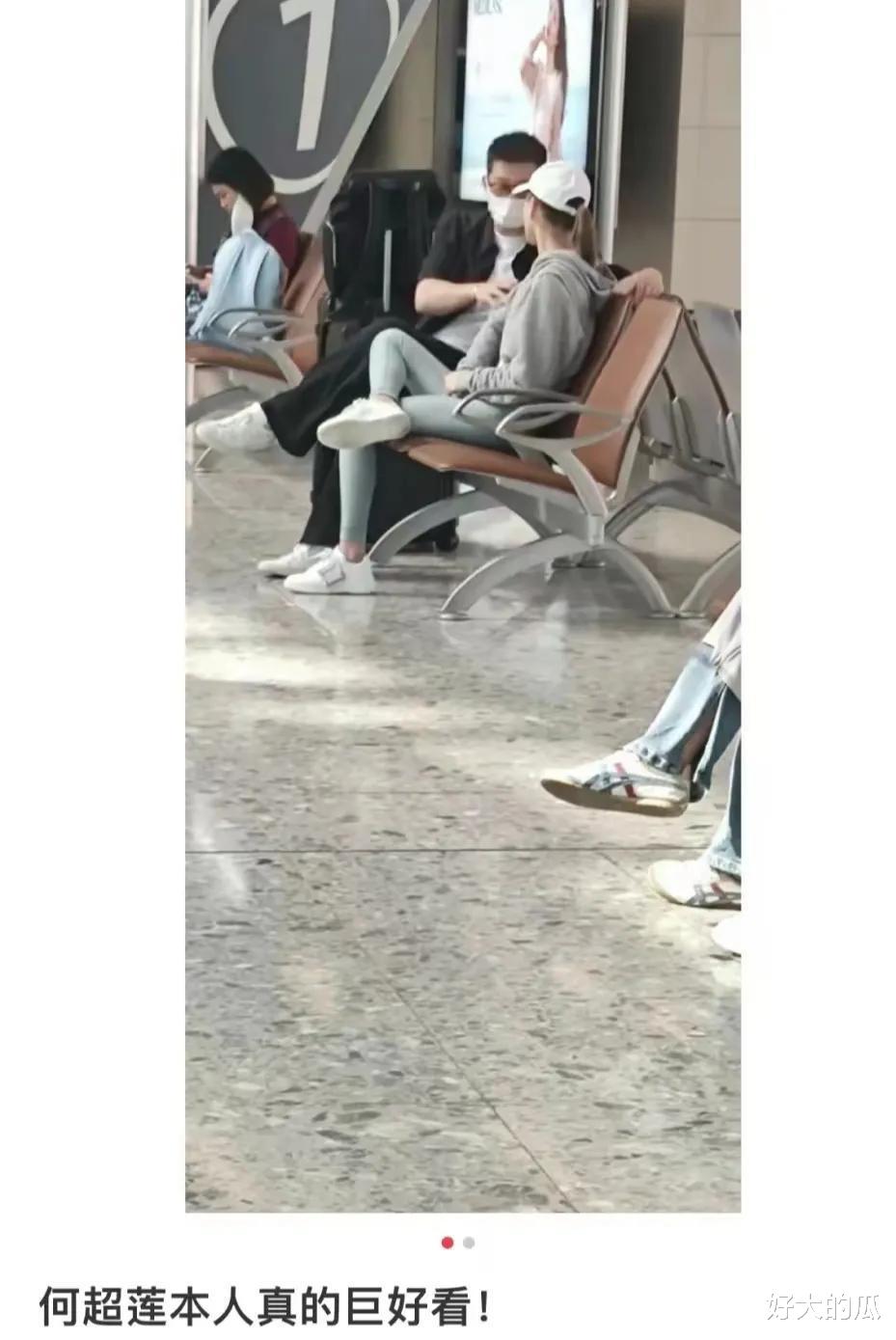 何超莲|何超莲度蜜月时被偶遇,穿鲨鱼裤小腹仍平坦,窦骁一人拖行李还背包