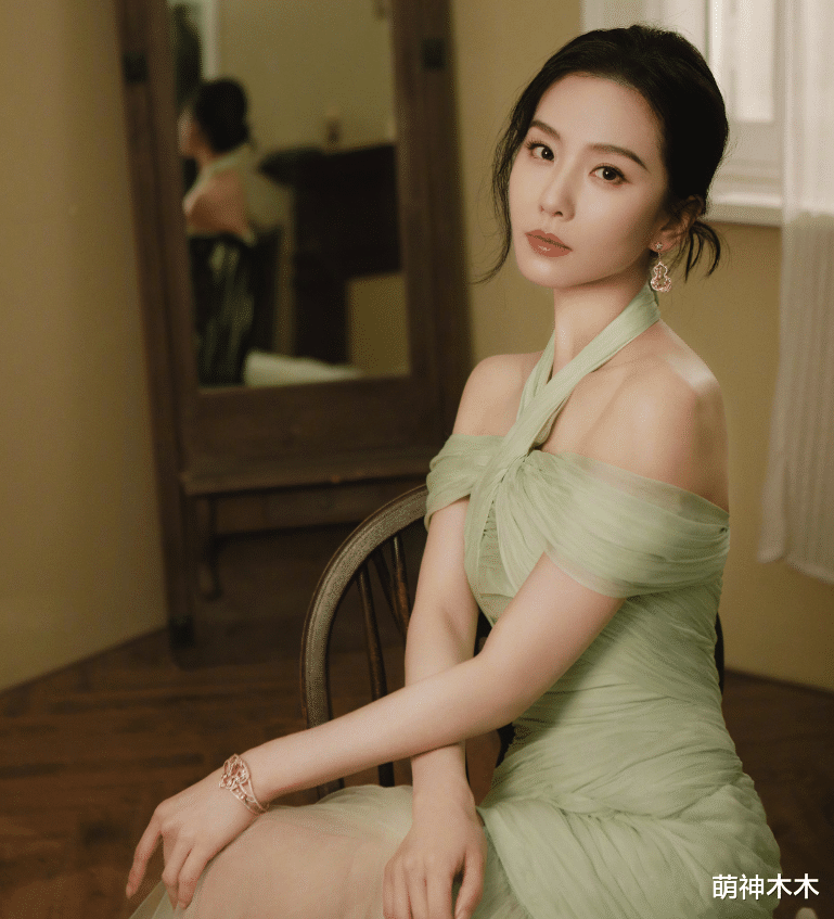 惠英红|众星分享微博之夜候场状态：惠英红宋佳打牌，王鹤棣檀健次合影