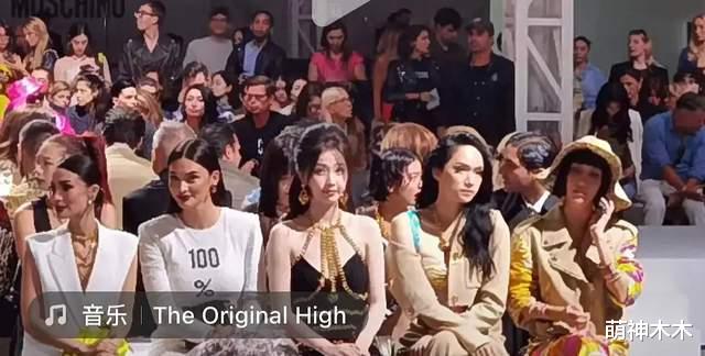 虞书欣海外看秀待遇差,和网红并排遭品牌差别对待,表情局促尴尬