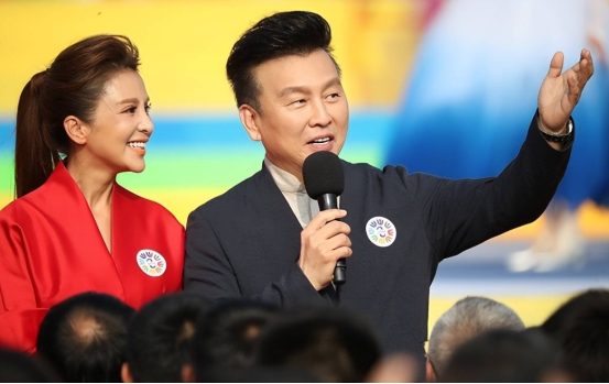 ?央视张泽群母亲去世,妻儿远在美国未现身,孤独一人含泪送别