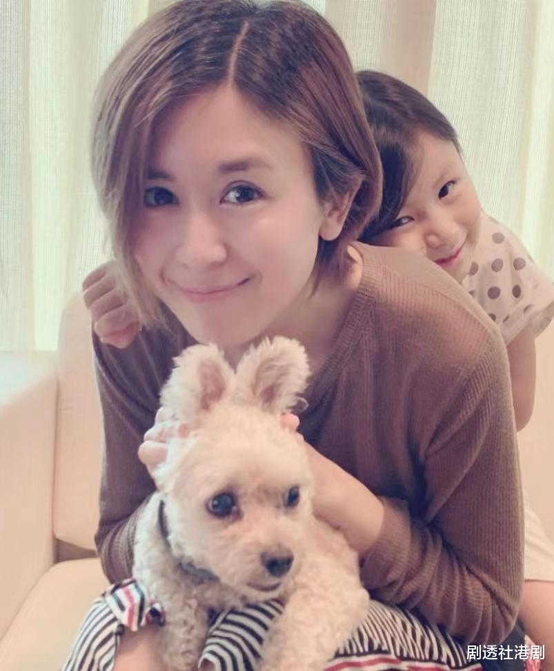 新恋情?港知名童星失婚后移居新西兰,因与神秘男频繁互动惹揣测