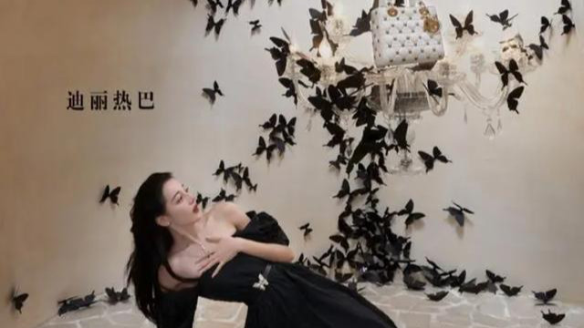 迪丽热巴杂志：用捂胸动作当封面，这是为了炒作杂志销量？