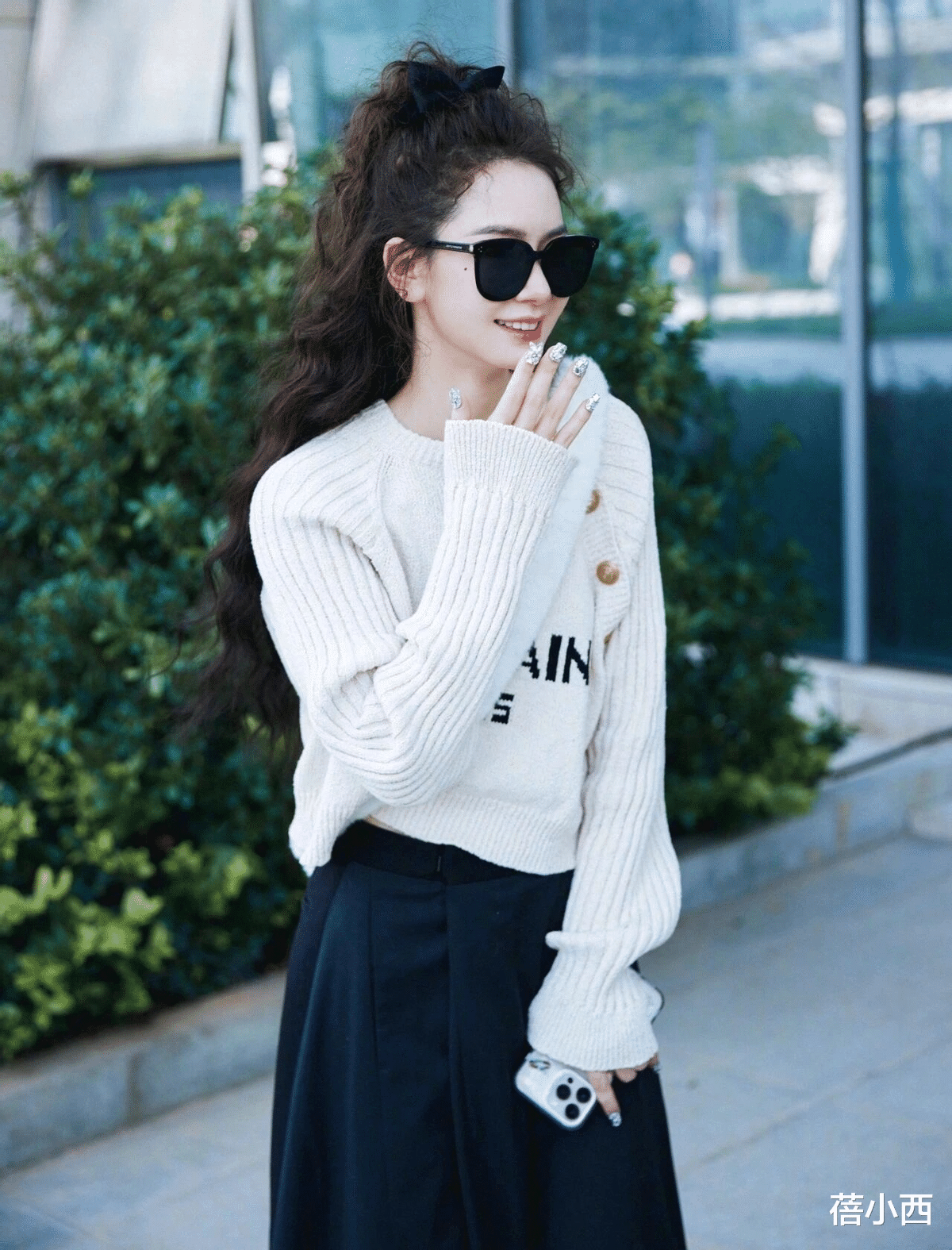 戚薇又带火了“极简”穿搭：白毛衣+半身裙+羊毛卷，时髦又洋气