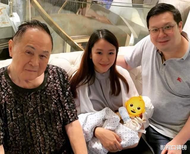 |87岁赵世曾与新女伴在街头十指紧扣,女方颜值出众,身材苗条