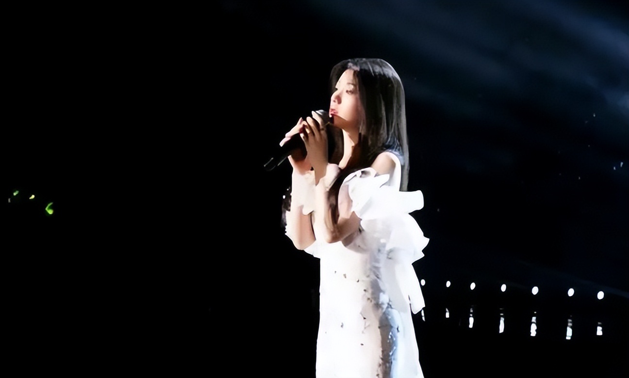 单依纯|知情人曝单依纯夺冠内幕,被老师推荐而来。系好声音“空降兵”