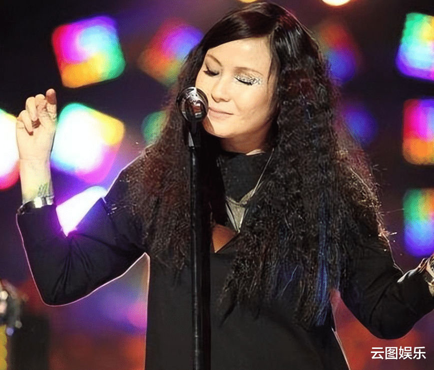 罗琦|知名歌手罗琦现身德国，染绿发变化大，9岁混血儿子罕露面太像妈