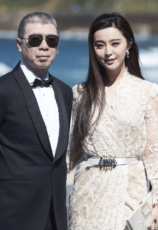 范冰冰冯小刚合体照罕见流出,穿蕾丝裙贴身亲密合影,冯小刚一脸得意很享受