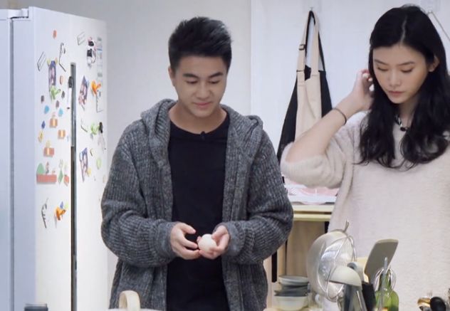 奚梦瑶穿藏服与老公合影,何猷君身材五五分,被调侃像当地导演