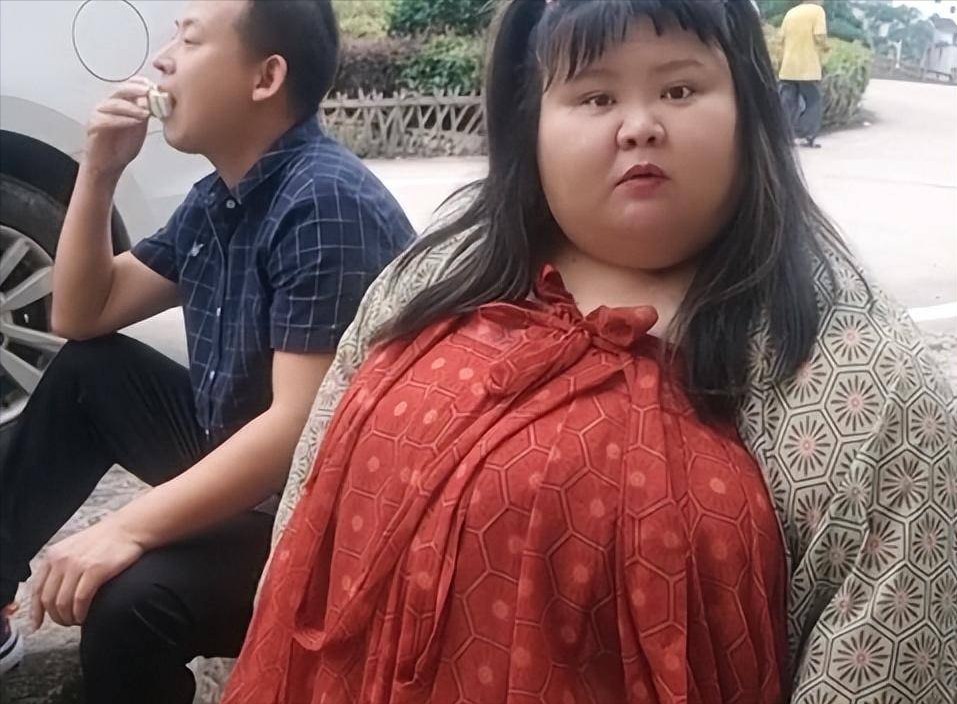 昔日校花被丈夫喂到330斤，曾睡塌两张床，丈夫：我怕她被抢走