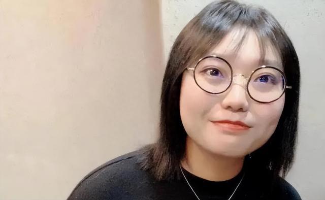 看了27岁“北大废物”李雪琴现状,我才明白为什么说她是天才!