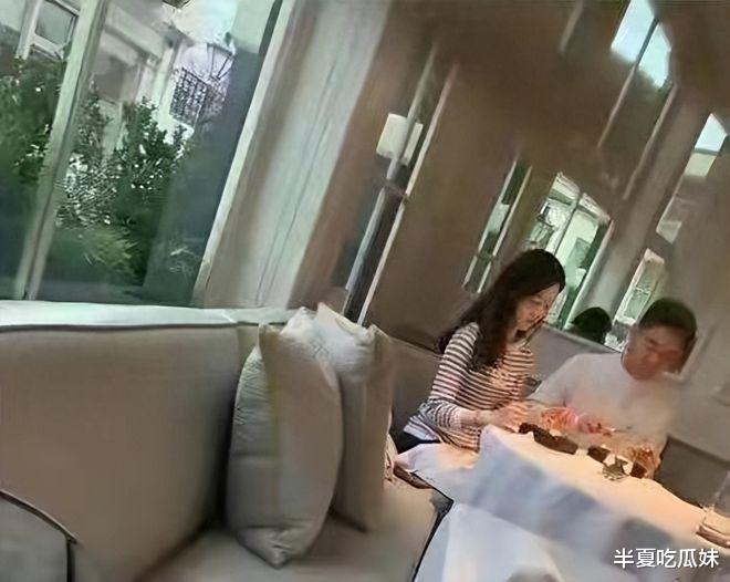 刘强东夫妇日本游湖疑已买房 章泽天美得耀眼